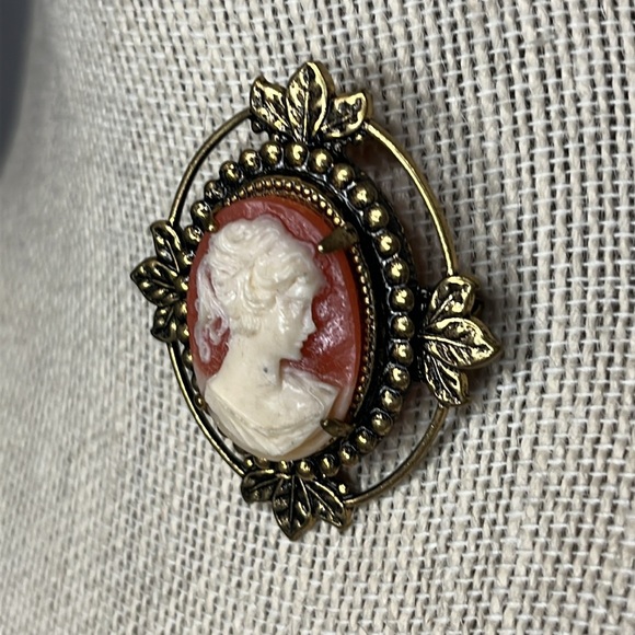 VTG Gold Tone Ivy Leaf Encased Oval Cameo Brooch - Picture 2 of 4